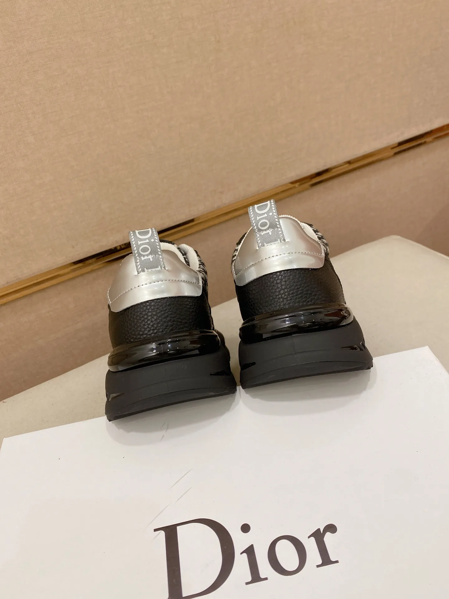Factory price: 462💰 [Dior·Dior] New casual sports style men's shoes, new spring and summer design, perfect workmanship, lace-up style to create cabinet quality, upper: imported first-layer cowhide, sheepskin lining is soft and comfortable, ultra-light TPU wear-resistant outsole, simple, versatile fashion men's shoes, excellent color code number 38--44. Can be customized 45 non-returnable